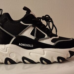 AONEGOLD Black and White Sneakers